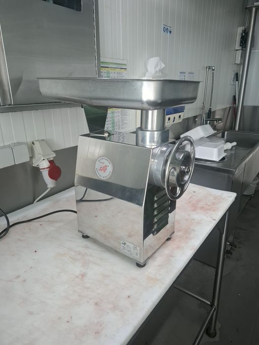 Máquina de picar industrial,  Maquina de hambúrgueres e uma mesa de talho