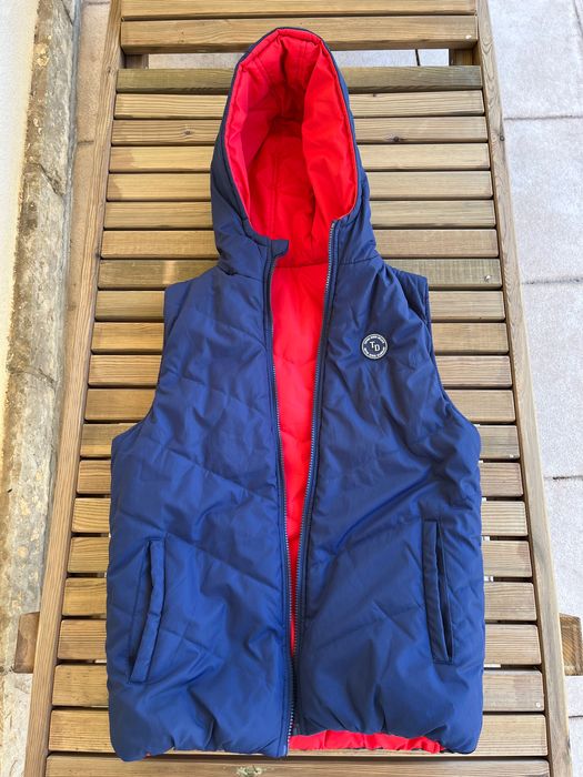 Colete azul e vermelho