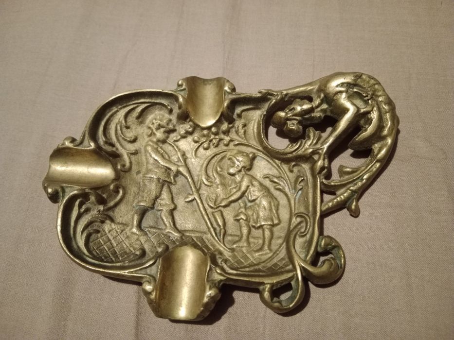 Popielniczka mosiężna z czasów PRL.