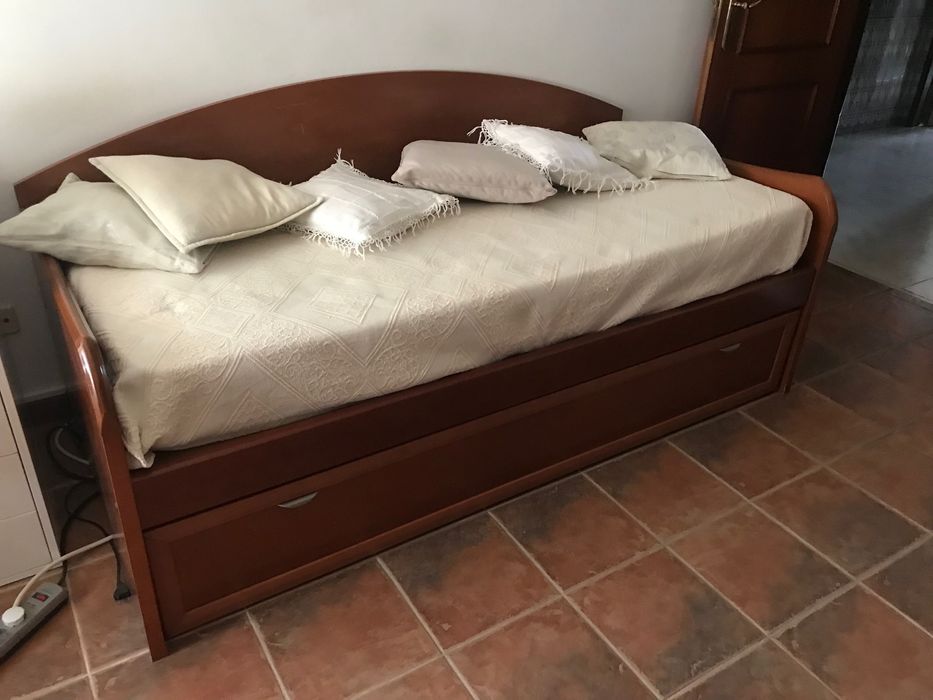 Cama individual com gavetão
