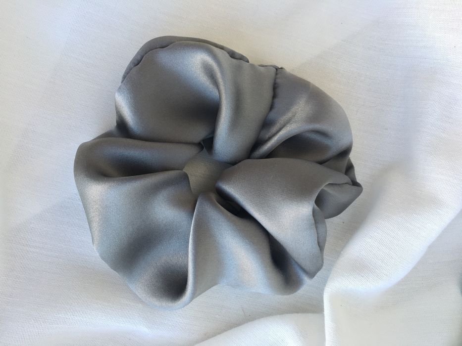 Шовкова об‘ємна резинка-браслет з натурального шовку