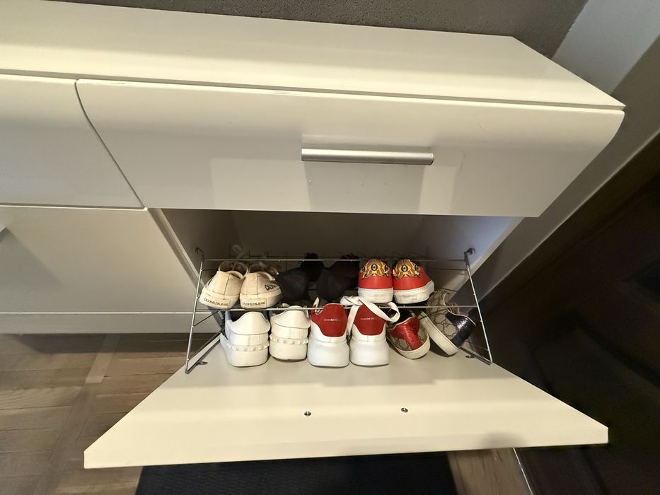 Szafka na buty z szufladami oraz lustrem