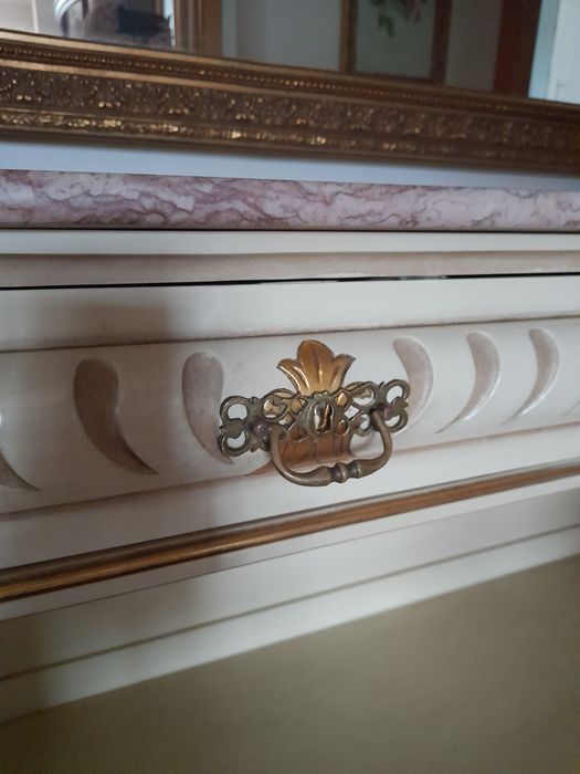 Credencia lacada antiga e espelho