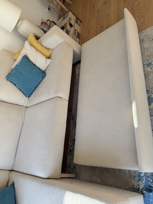 Sofá cama bege com chaise lounge
