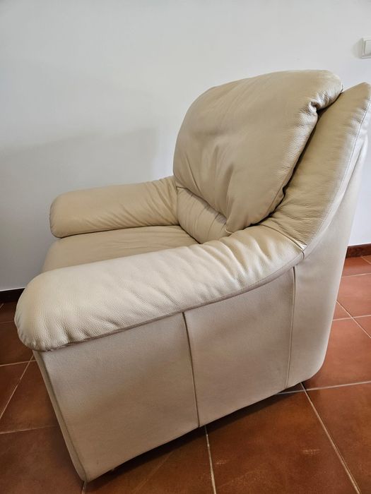 Sofá pele em bege