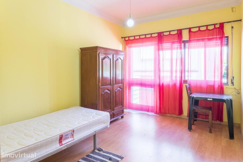 Quarto - localizado em Paranhos Porto