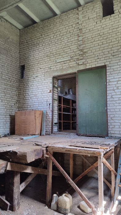 Будівля цегляна не житлова