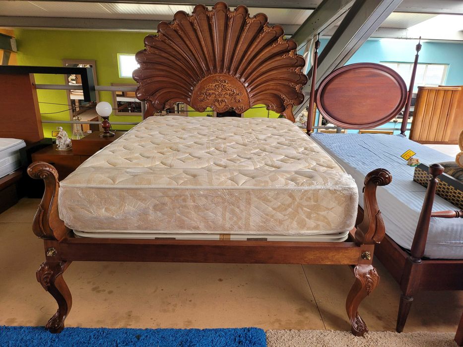 Fantástica cama antiga em madeira maciça com estrado e