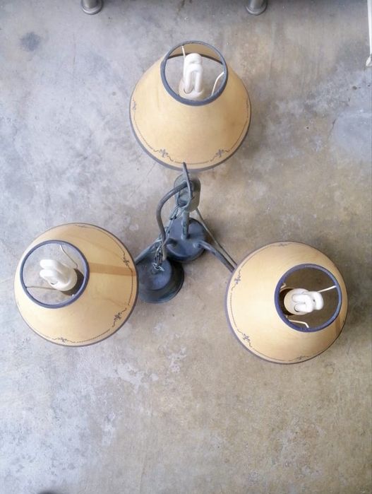 Cedeeiro vintage com tres focos