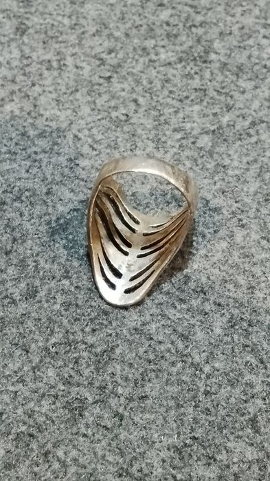 Srebrny pierścień ciekawy wzór
