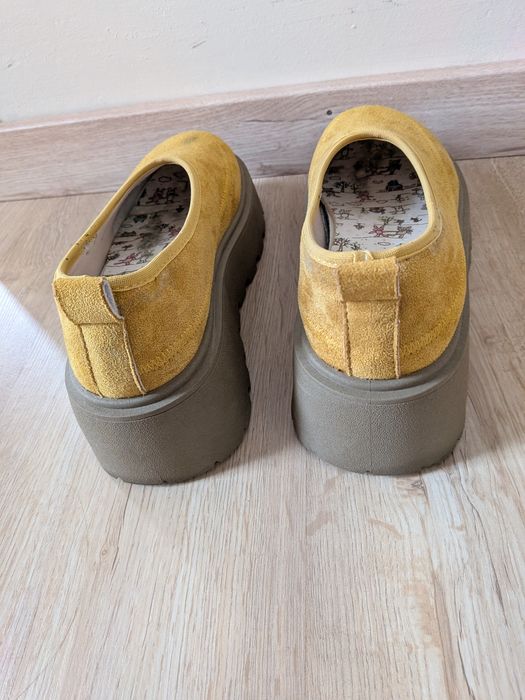 Sapatilhas e sapatos novos.