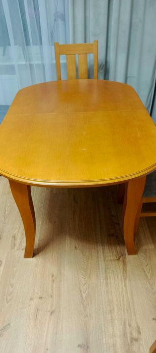 Duży stół rozkładany z krzesłami