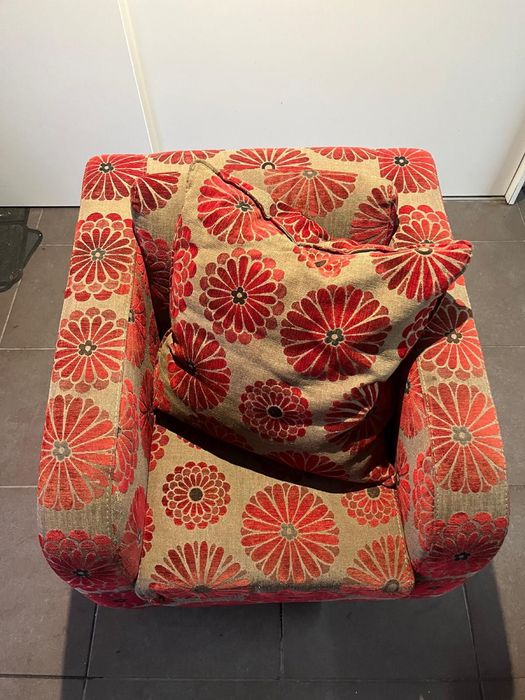 Poltrona giratoria com tecido floral