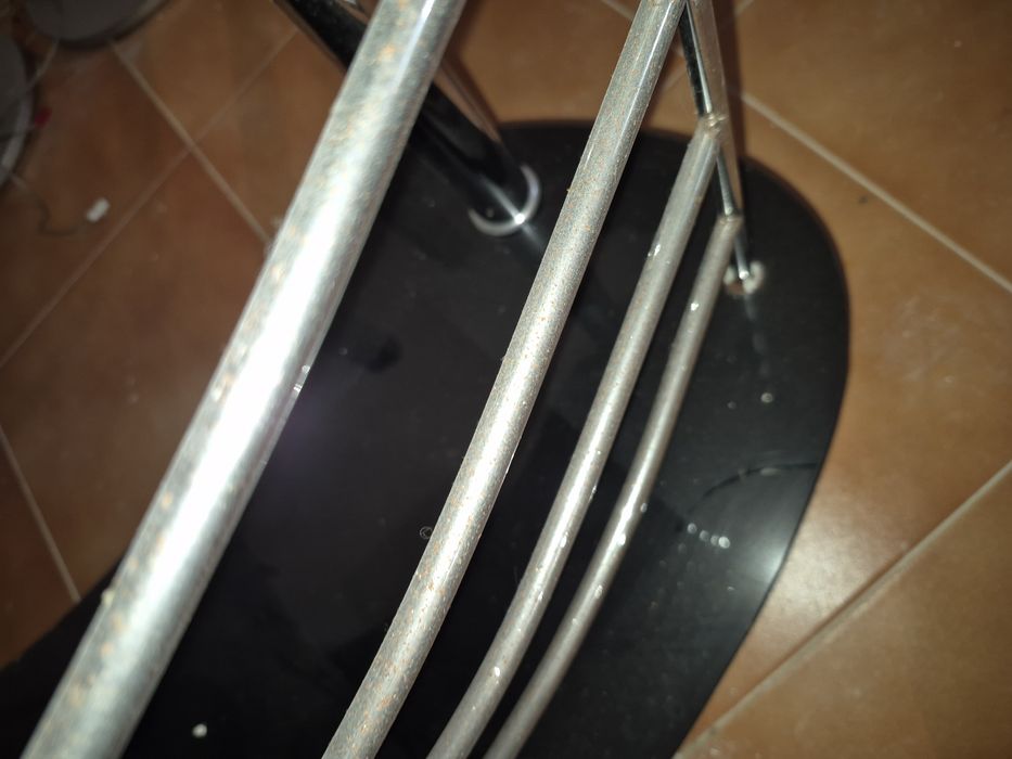 Bar em vidro e metal