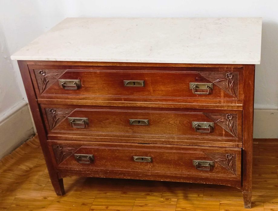 Cómoda em madeira com tampo de mármore.
