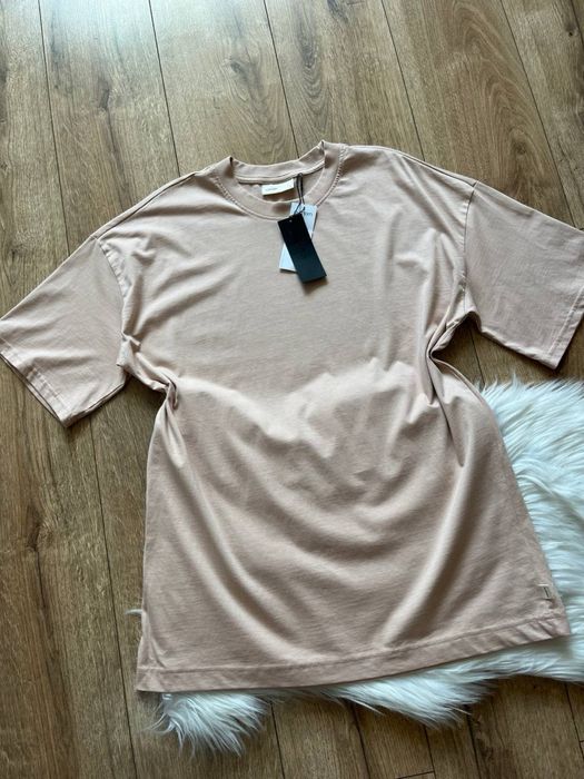 Nowy beżowy T-shirt Outhorn oversize z grafiką na plecach, rozmiar S, z metką