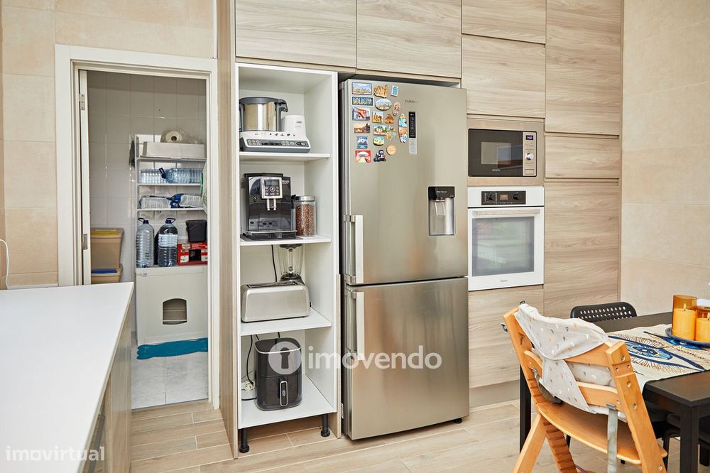 Andar de Moradia T2, com pátio generoso e garagem, em Évora