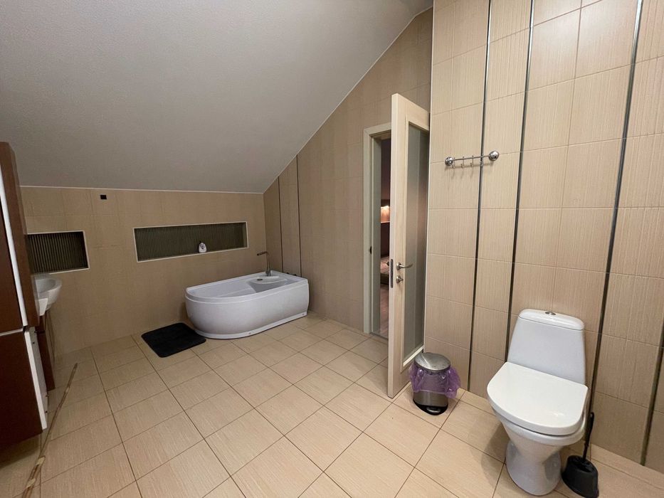 Будинок з ремонтом  на ділянці 18 соток в центральній частині Бучі