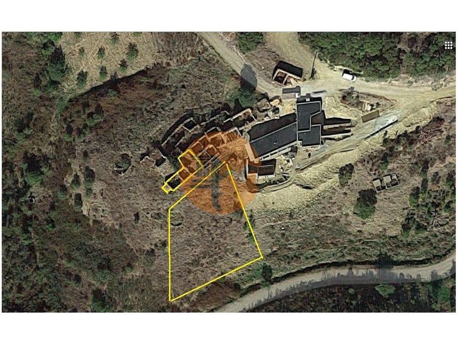 Prédio Misto na Serra de Tavira, com ruína de 110m2 e terreno de 1...