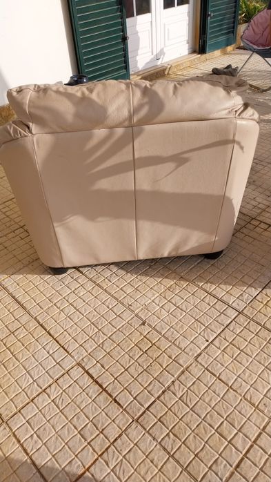 Poltrona Divani & Divani em pele creme