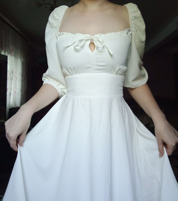 нова біла сукня з зав'язками
