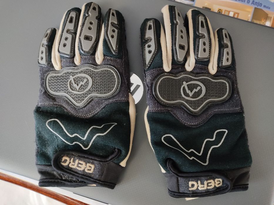 Luvas usadas, em muito bom estado.