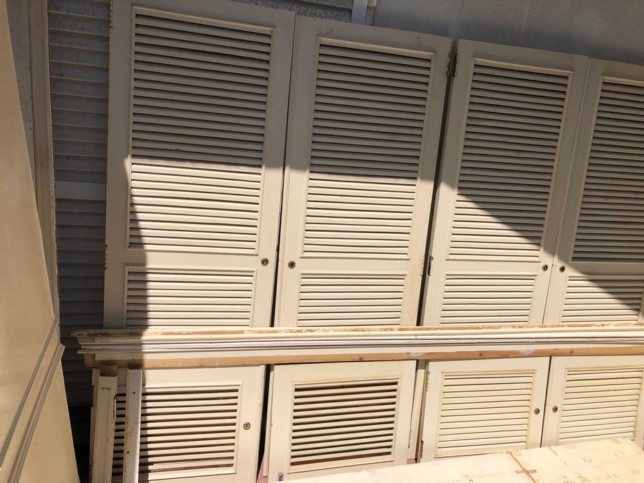 Armário de quarto com quatro portas e outras quatro pequenas portas