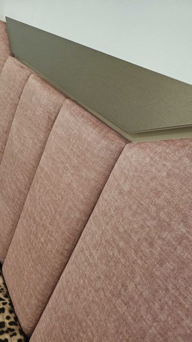 Cama king size rosa com luz