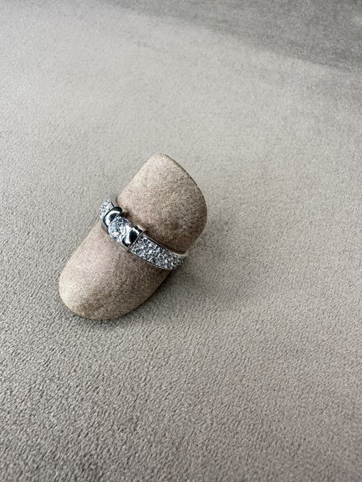 Anel em ouro branco com zirconeas. 19,2 quilates