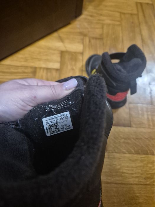 Продам зимове взуття фірми adidas