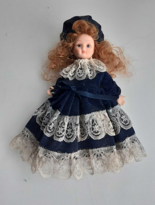 Boneca Antiga em Porcelana