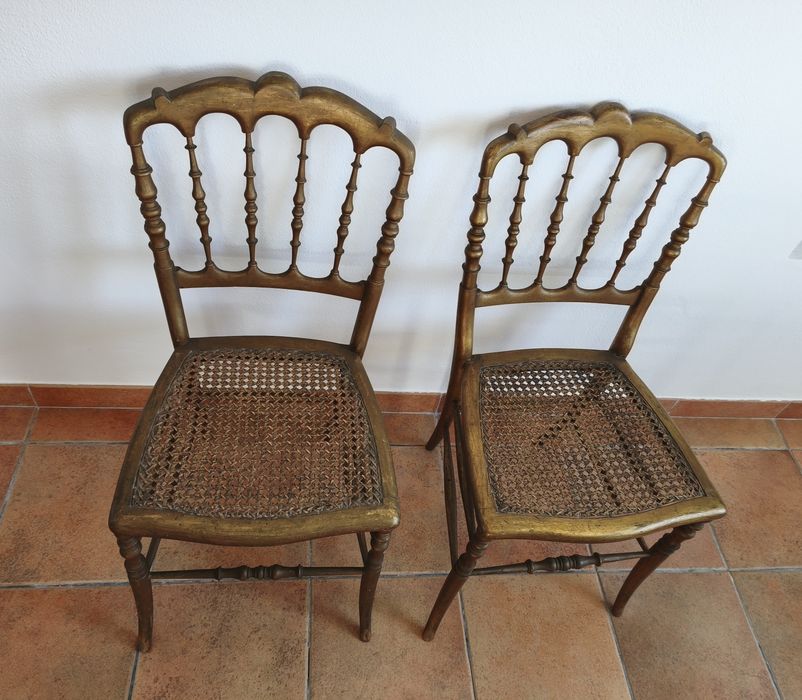2 Cadeiras douradas com assento de palhinha