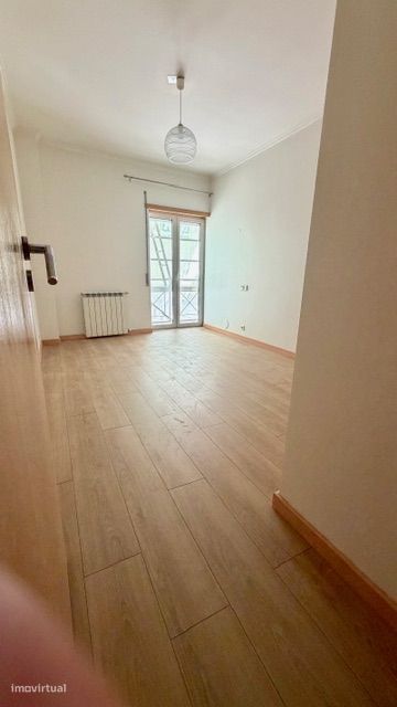 Arrenda-se T4 remodelado • Parqueamento