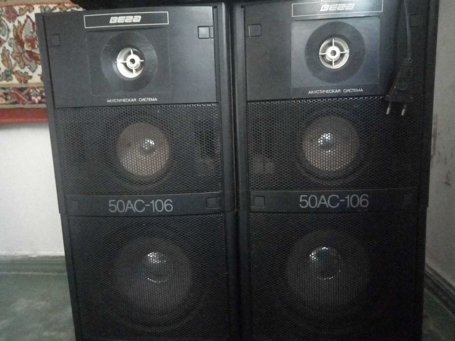 Колонки, музыкальный центр.