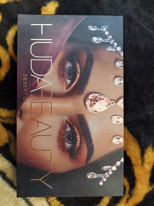 Cienie HudaBeauty