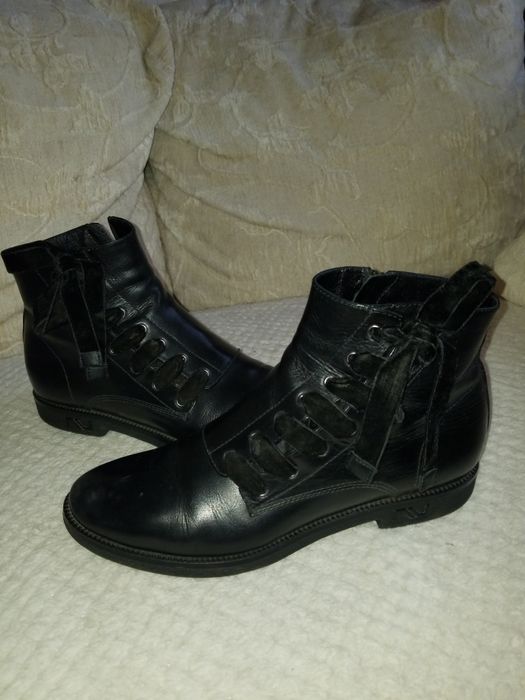 Продам шкіряні жіночі черевики.