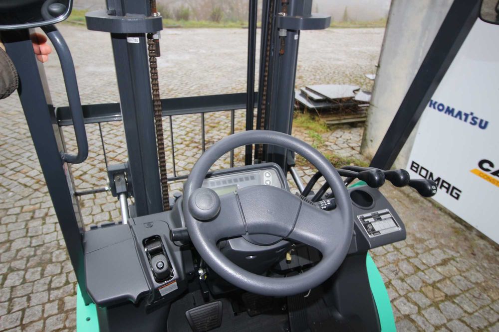 Empilhador  Mitsubishi FD25  (novo)  ZERO HORAS TRABALHO