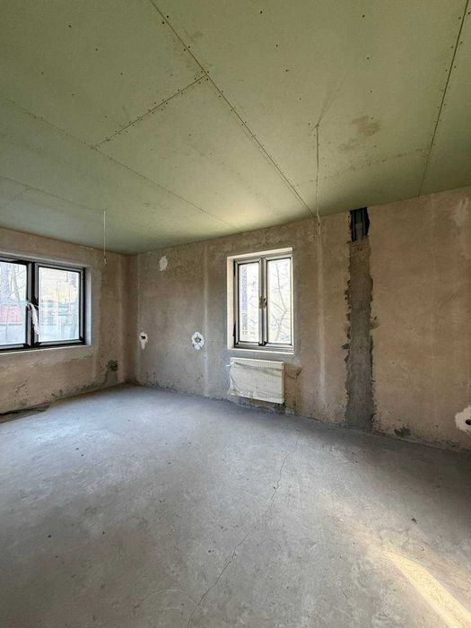 Продаж котеджу по ЄВідновлення в Брюховичах, з виглядом на озеро.