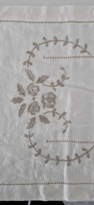 Runner de mesa, em linho, bordado