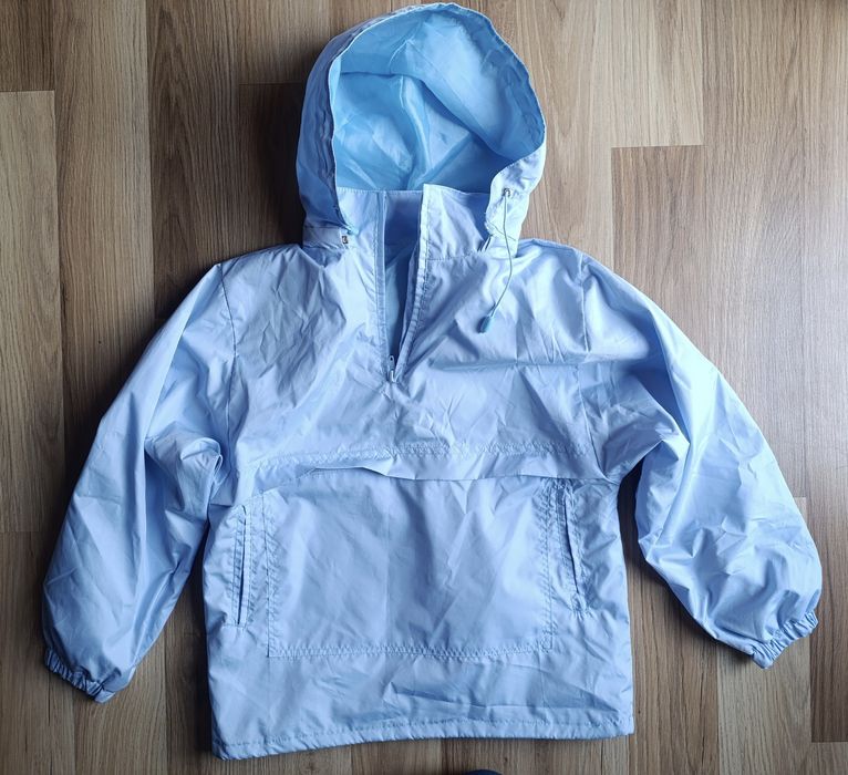 Niebieska bluza chroniąca przed wiatrem rozmiar 134
