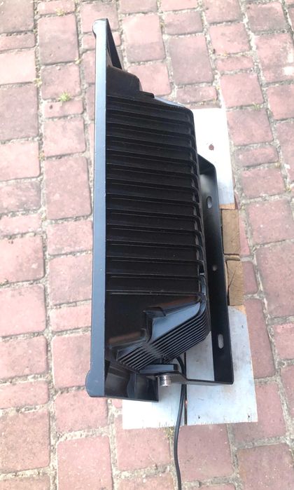 Светодиодный аккумуляторный прожектор AllTop 200 Вт, новый с дефектом