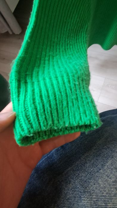 zielony sweter z guzikami