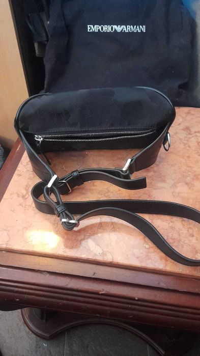 Bolsa de cintura Emporio Armani com saco como nova.