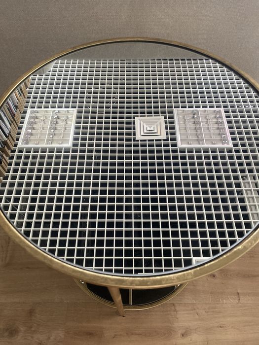 Mesa de apoio dourada