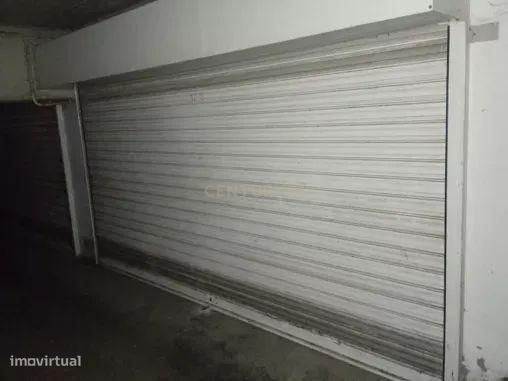 Garagem Em Box De Grandes Dimensões Muito Bem Localizada Em Silves Pró