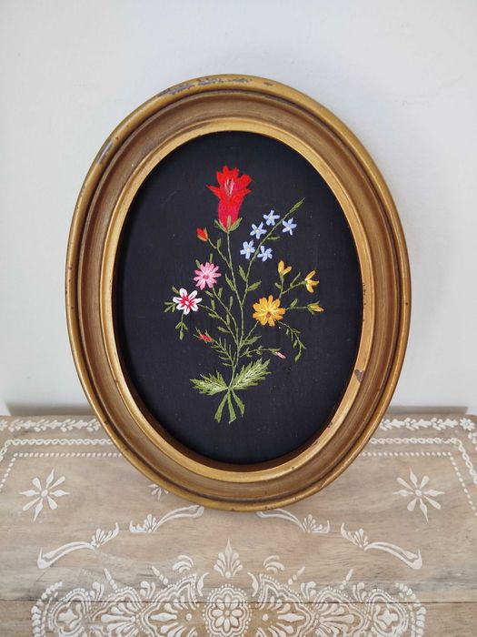 Velharias em Saldo - Mealheiro em Faiança/Quadro com Tecido bordado