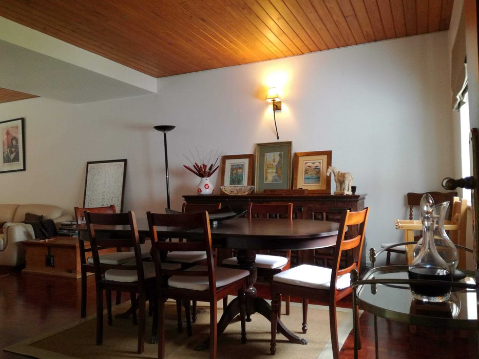 Há mesas que se compram. Esta escolhe a família que continuará a sua história.  Mesa madeira em mogno, extensivel, e 6 cadeiras assento palhinha