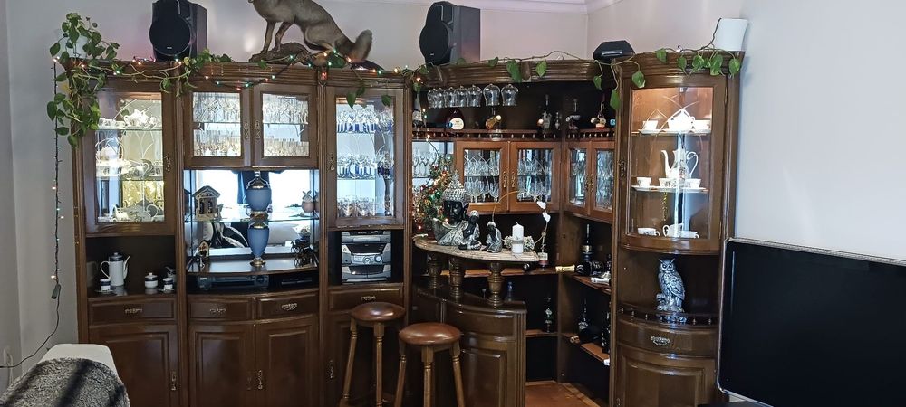 Móvel de bar com espaço para tv