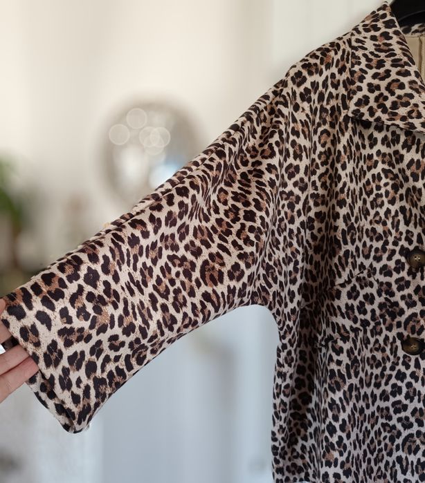 O casaco em pele de pêssego em tons de castanho,