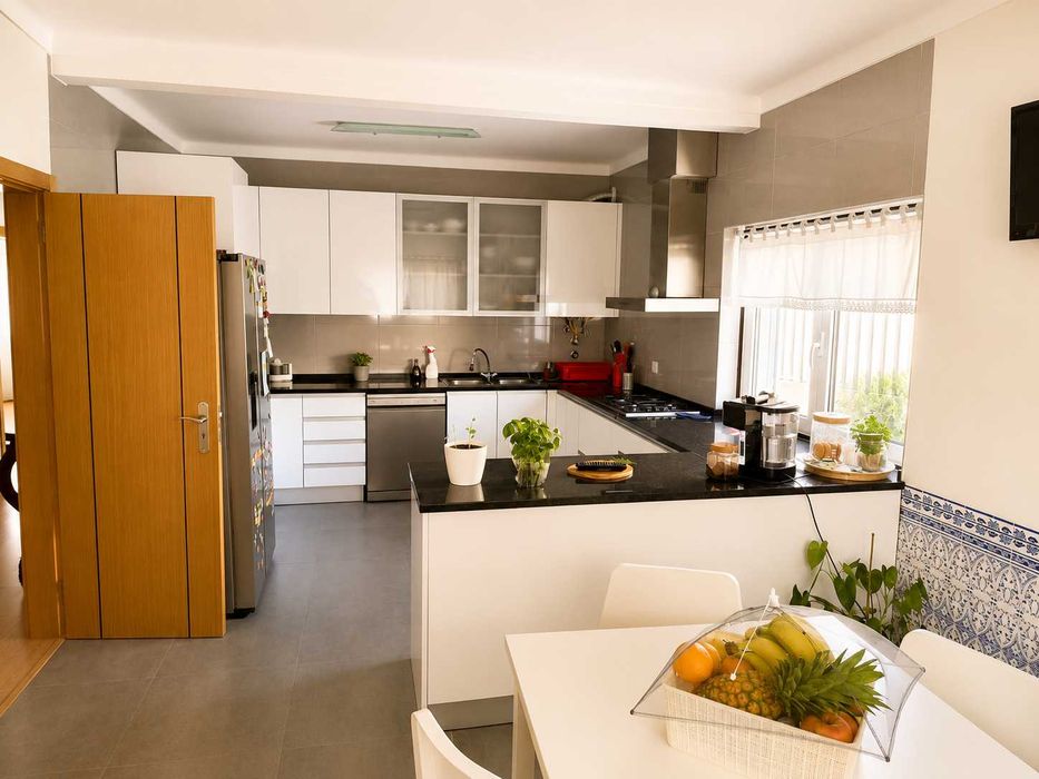 Moradia isolada com dois pisos em terreno 528m2